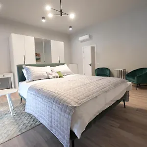 Umbrella Street Center Luxury 2 Bedroom Apartment