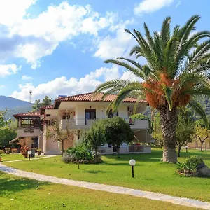 https://maria-pavlos-studios-and-apartments-vourvourou.hotelschalkidiki.net